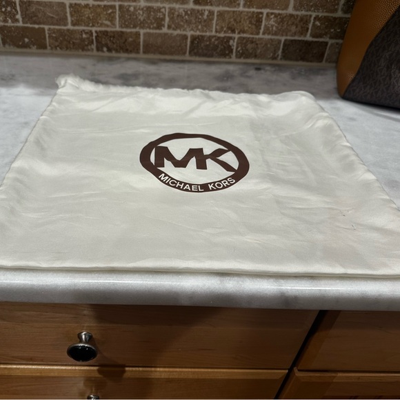 Michael Kors Bundle Signature Tote and Clutch with zipper inside - Picture 2 of 10